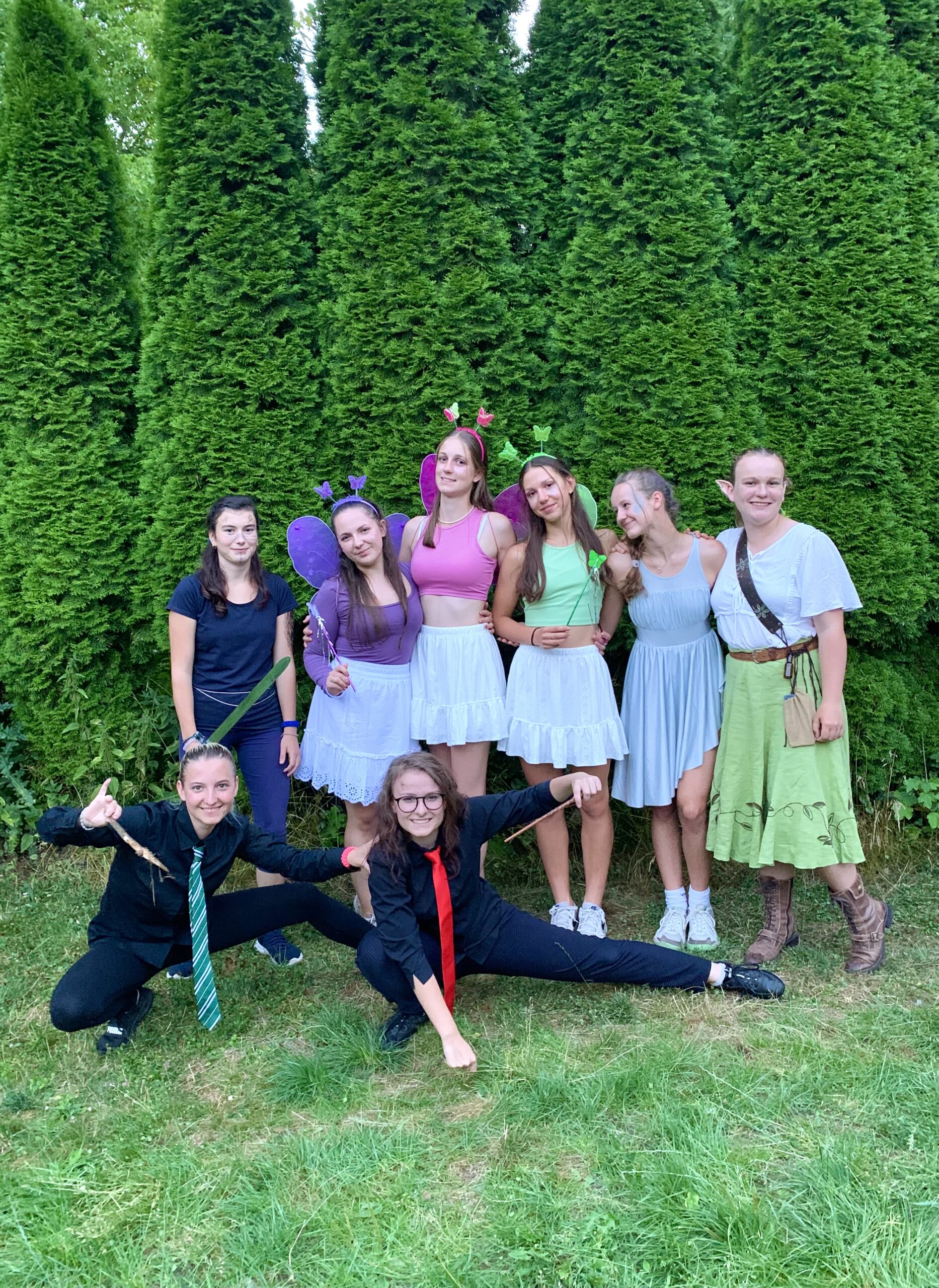 Dívky v kostýmech na letním divadelním táboře.