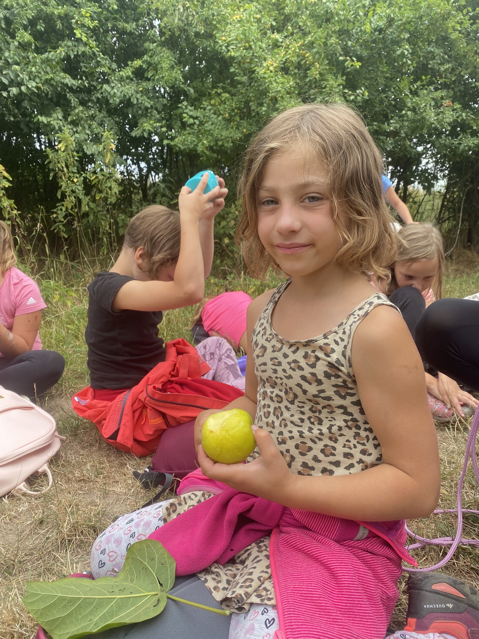 Děti na letním dětském táboře jdou na výlet na Kokořín.