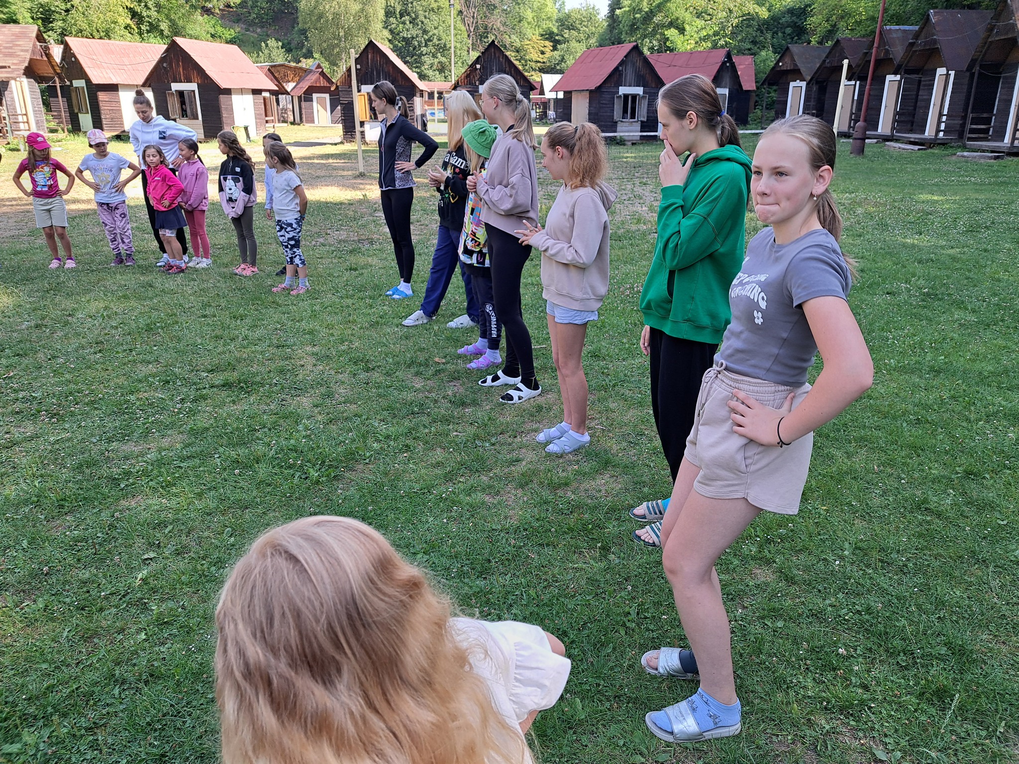Děti na letním tanečním táboře tančí známou skladbu Macarena.
