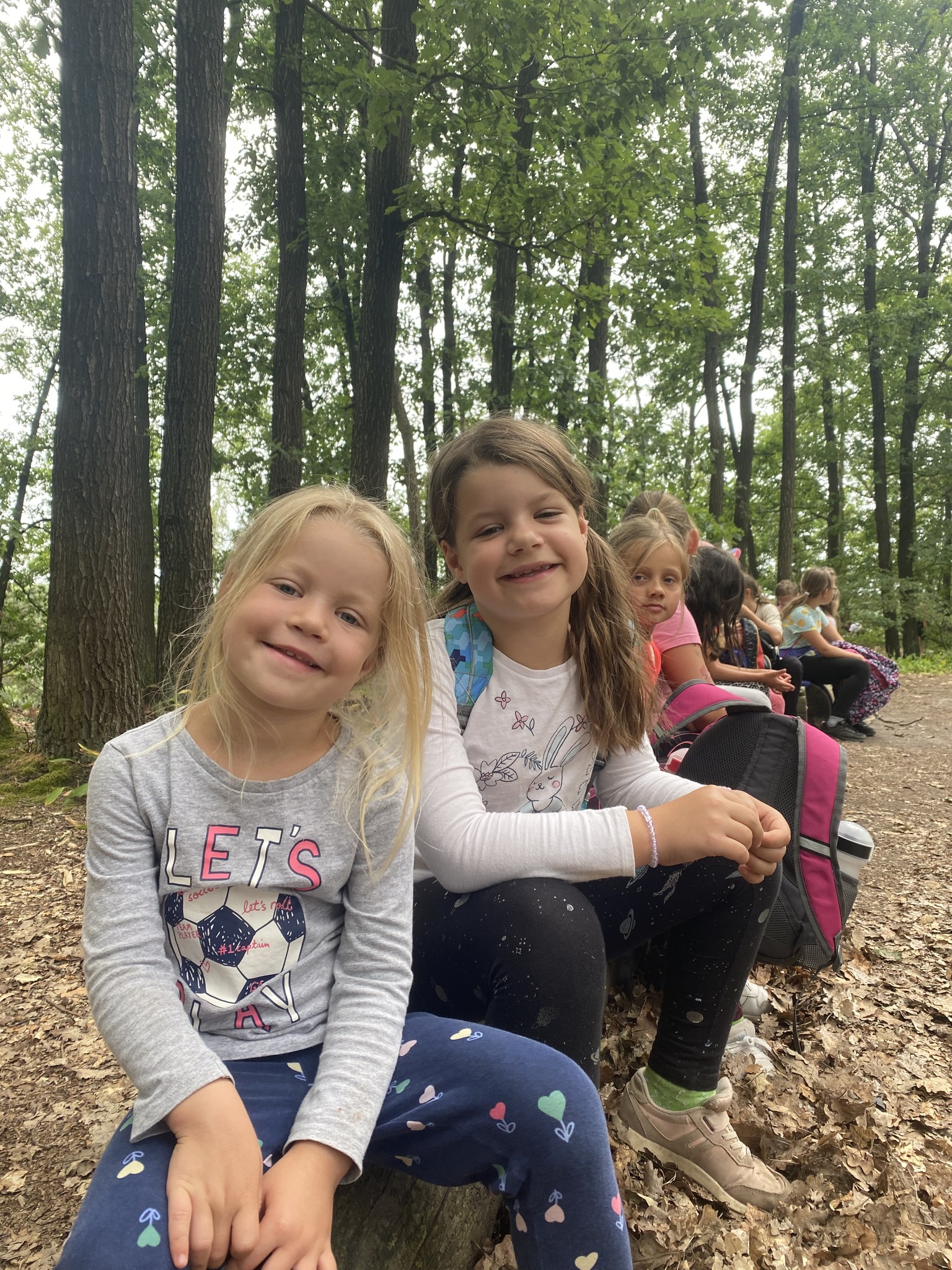 Děti na letním dětském táboře jsou na velkém výletu v přírodě.
