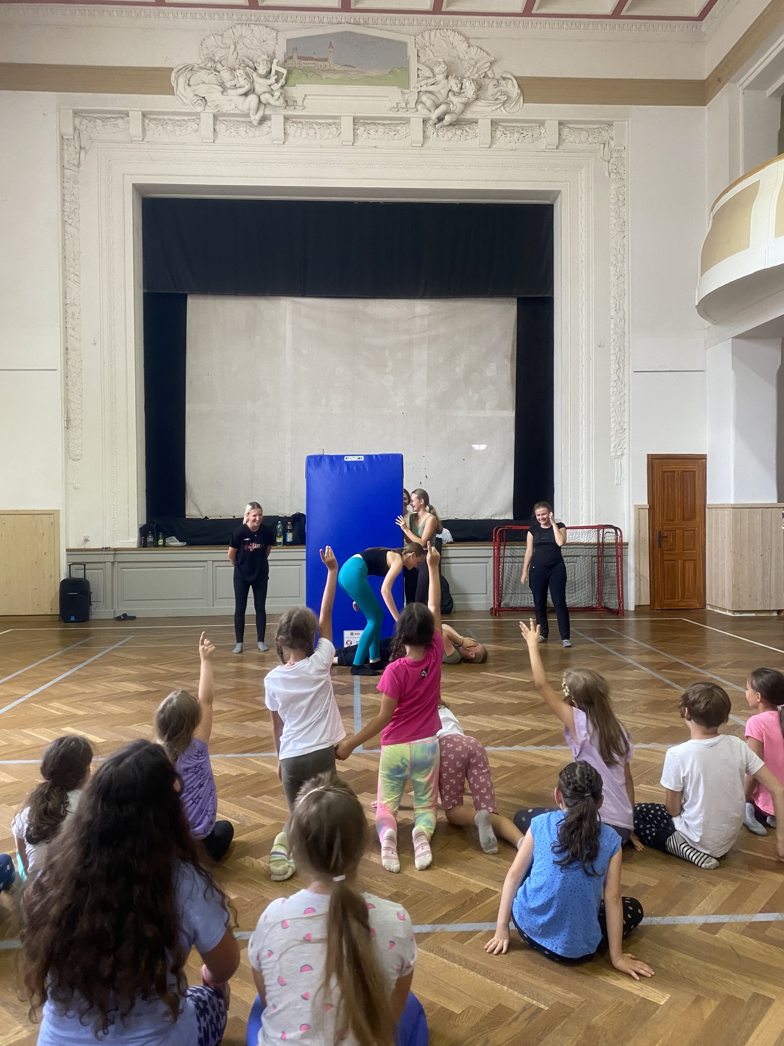 Děti na letním divadelním táboře trénují svá vystoupení pro rodiče.