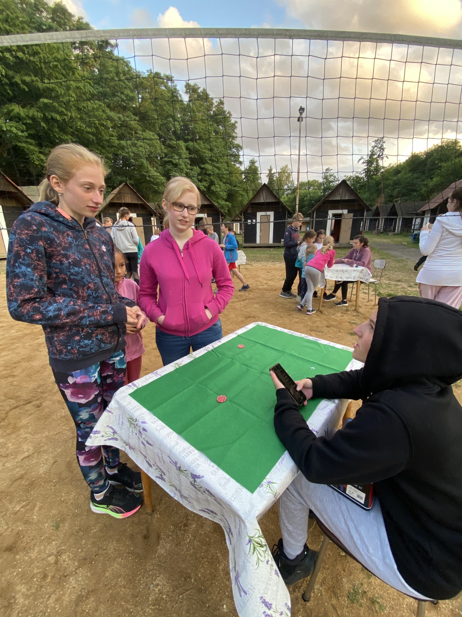 Děti na letním dětském táboře hrají logické hry.