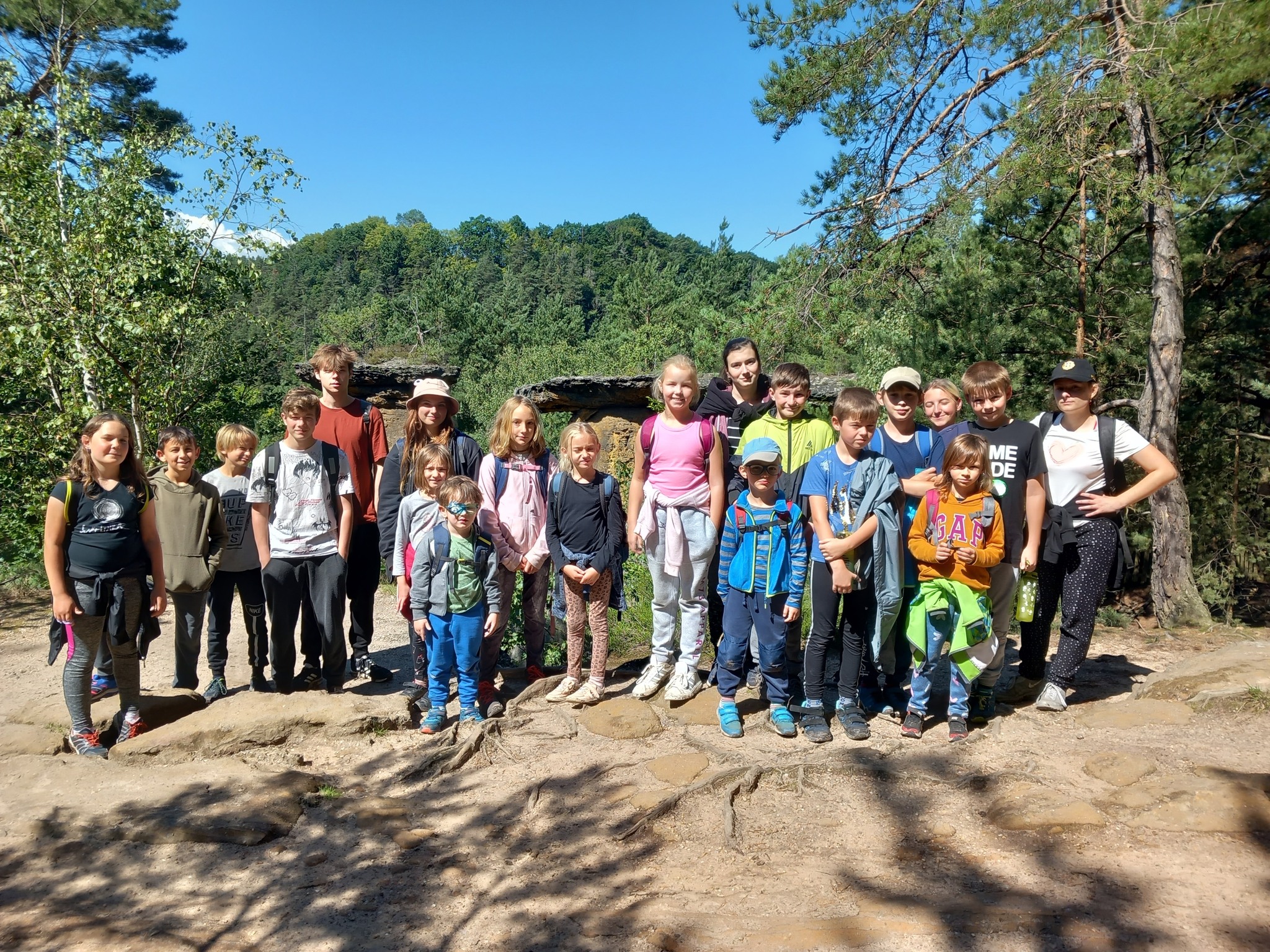 Děti na letním klasickém táboře vyrazily na výlet na skalní útvar Pokličky.