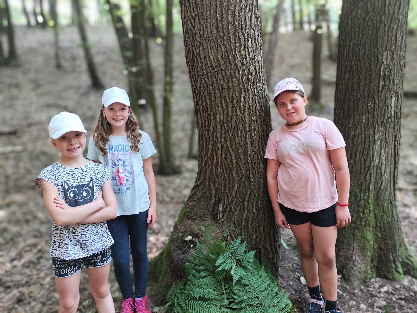 Dívky v lese na letním dětském táboře.