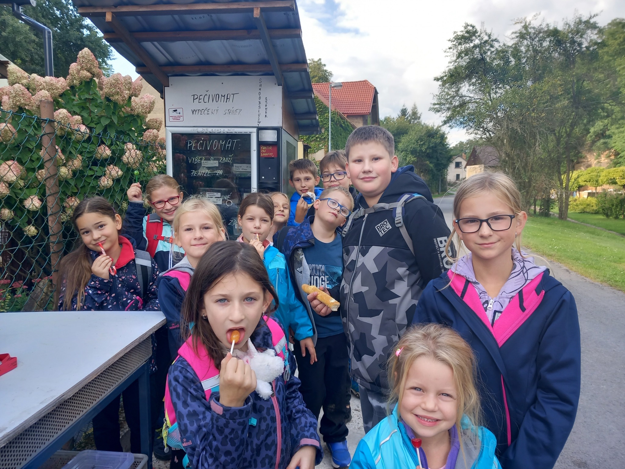 Děti z letního kutilského tábora se vydali na výpravu na zmrzlinu.